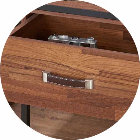 Rukojeť je vyrobena z tvrdé kůže.